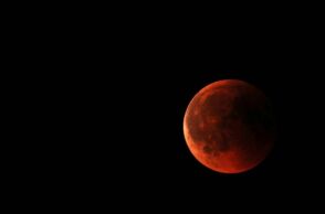 Πανσέληνος Μαρτίου: Απόψε το «ματωμένο φεγγάρι» - Πού οφείλεται η η κόκκινη λάμψη του