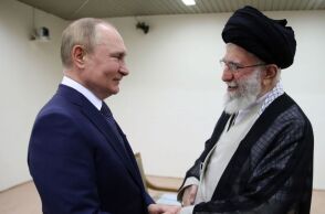 Politico: Γιατί ο θάνατος του Χαμενεΐ χτύπησε τον Πούτιν «εκεί που πονάει»