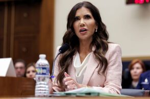 Από τον σκύλο που πυροβόλησε μέχρι τα πολυτελή τζετ: Η «ICE Barbie» του Τραμπ που απολύθηκε