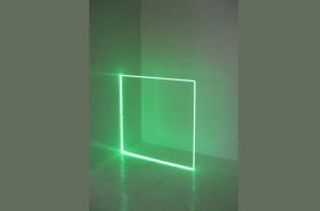 Stephen Antonakos, EGL Green Square on the Floor, 1973, νέον, 121 x 121 εκ. StephenAntonakosStudio LLC. Allrightsreserved.