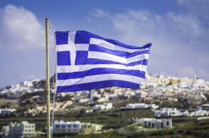 Ελληνική σημαία που κυματίζει στη Σαντορίνη