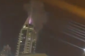 Θραύσματα από ιρανικό βλήμα έπεσαν σε ουρανοξύστη στο Ντουμπάι