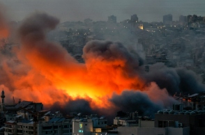 Καπνός και φλόγες αναδύονται μετά από ισραηλινή αεροπορική επιδρομή στην Νταχίχ, ένα προάστιο στα νότια της Βηρυτού