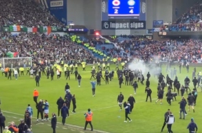 Έφοδος κουκουλοφόρων και σοβαρά επεισόδια στο ματς Ρέιντζερς-Σέλτικ