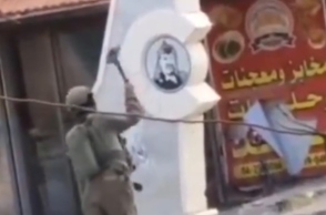 Ισραηλινός στρατιώτης καταστρέφει με βαριοπούλα μνημείο αφιερωμένο στον Γιάσερ Αραφάτ