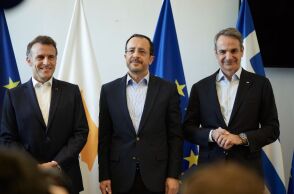 Ολοκληρώθηκε η τριμερής συνάντηση Μητσοτάκη, Μακρόν και Χριστοδουλίδη στην Κύπρο