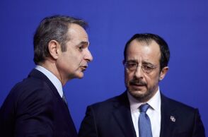 Στην Κύπρο ο Κυριάκος Μητσοτάκης για την τριμερή συνάντηση με Χριστοδουλίδη και Μακρόν