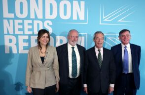 Ο Νάιτζελ Φάραντζ με στελέχη του κόμματός του, Reform UK