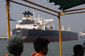 πετρελαιοφόρα στο Στενό του Ορμούζ