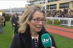 Καμία που να θέλει τον γιο μου; Θεότητα μητέρα αναβάτη του Τσέλτεναμ του ψάχνει...νύφη 