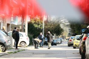 H σκηνή του εγκλήματος, αποκλεισμένη από τους αστυνομικούς που διεξάγουν την έρευνα