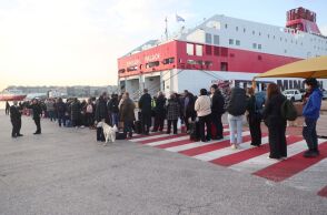 Επιβάτες εισέρχονται σε πλοίο στο λιμάνι του Πειραιά