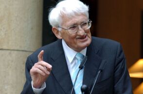 Γιούργκεν Χάμπερμας, ο φιλόσοφος που άλλαξε τον τρόπο που σκεφτόμαστε τη δημοκρατία