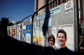 Αφίσες υποψηφίων των δημοτικών εκλογών, έξω από εκλογικό τμήμα στο Παρίσι