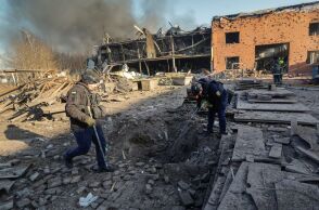 Ουκρανοί ειδικοί πυροτεχνουργοί περιεργάζονται κρατήρα βόμβας στο Μπρόβαρυ, κοντά στο Κίεβο