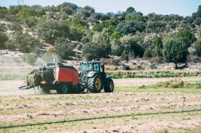 Αγρότες με τρακτέρ στο χωράφι