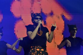 O Akylas τραγουδάει το «Ferto»