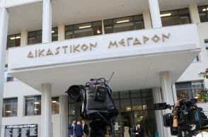 Κάμερες έξω από τα δικαστήρια της Λάρισας