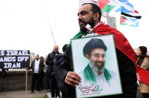 Διαδηλωτής κρατάει φωτογραφία του Μοτζτάμπα Χαμενεΐ