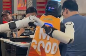 Ρομπότ εκτός ελέγχου σε εστιατόριο στην Καλιφόρνια: Πελάτες και προσωπικό σε πανικό