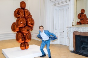 O Jeff Koons με το έργο του Balloon Venus Lespugue(Orange)στο Μουσείο Κυκλαδικής Τέχνης
