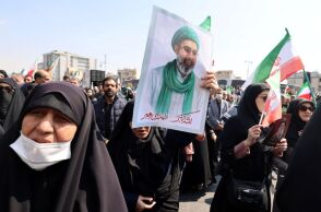 Γυναίκες με μαντήλες στο Ιράν, σε συγκέντρωση υπέρ του Μοτζτάμπα Χαμενεΐ 