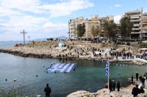 Η γαλανόλευκη σημαία στη θάλασσα του Πειραιά