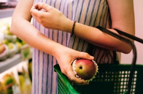 Γυναίκα ψωνίζει φρούτα στο σούπερ μάρκετ