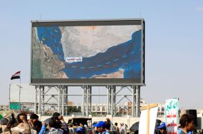 To Στενό της Ερυθράς θάλασσας στο Μπαμπ αλ Μανταμπ, στο νότο της Αραβικής Χερσονήσου σε αφίσα των Χούθι