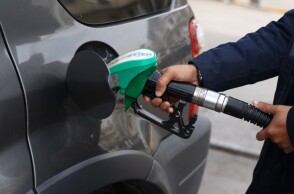 Υπάλληλος σε βενζινάδικο βάζει βενζίνη σε όχημα