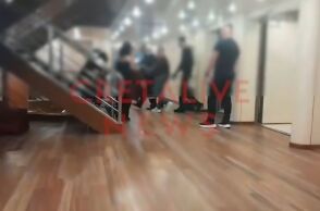 Γυμνός άνδρας εισέβαλε σε καμπίνα μαθητριών