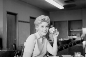 Κιμ Νόβακ «αδειάζει» τη Σίντνεϊ Σουίνι: «Ξεχωρίζει υπερβολικά από τη μέση και πάνω»