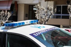 Περιπολικά της ΕΛ.ΑΣ. μπροστά στην πολυκατοικία στου Ζωγράφου