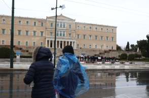 βροχη, περαστικοι, ομπρελες