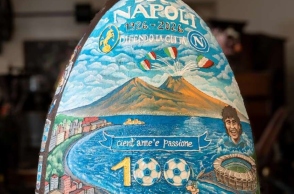 Σοκολατένιο αυγό 350 κιλών στη Νάπολη με το πρόσωπο του Μαραντόνα  για τα 100 χρόνια της ομάδας