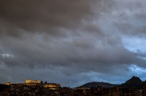 Σύννεφα στον αττικό ουρανό