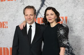 Η Μάγκι Τζίλενχαλ περιγράφει πόσο «δύσκολο» ήταν να σκηνοθετεί τον σύζυγό της σε ερωτικές σκηνές