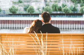 Το νέο dating trend «6-7» που αλλάζει τα δεδομένα στις σχέσεις