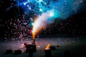 Προσοχή στα πυροτεχνήματα- Τα παιδιά βρίσκονται πάντα υπό την επίβλεψη κάποιου ενήλικα.