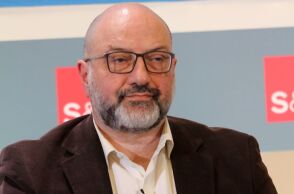 O Σάκης Αρναούτογλου