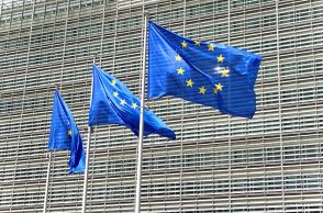 Σημαίες της ΕΕ έξω από το κτήριο της Κομισιόν, στις Βρυξέλλες