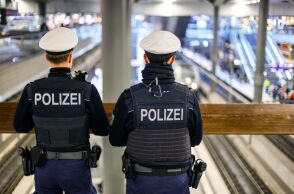 Γερμανοί αστυνομικοί σε σιδηροδρομικό σταθμό