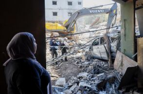 Γυναίκα στη Βηρυτό κοιτάζει το σημείο του ισραηλινού βομβαρδισμού