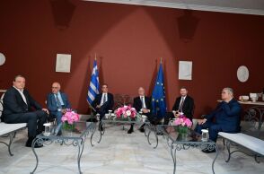 Ο Πρόεδρος της Δημοκρατίας και οι πολιτικοί αρχηγοί, στην γιορτή αποκατάστασης της Δημοκρατίας