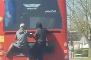 Επικίνδυνο «bus surfing» στο Λονδίνο για να γλιτώσουν εισιτήριο 2 ευρώ