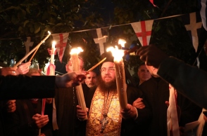 Κακλαμάνης στην υποδοχή του Αγίου Φωτός: Σε ήρεμους και σε χαλεπούς καιρούς, το φως νικάει τα σκοτάδια