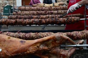 Αρνιά και κοκορέτσια στο Μοναστηράκι