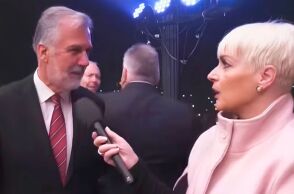 Ο Δήμαρχος Κεντρικής Κέρκυρας και Διαποντίων Νήσων, Στέφανος Πουλημένος την ώρα που αρνείται δήλωση σε δημοσιογράφο