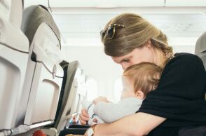 Πτήσεις: Μπορεί το κλάμα ενός μωρού να σε «κατεβάσει» από το αεροπλάνο;