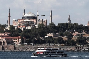 Συνελήφθησαν γιατί άνοιξαν ελληνική σημαία μέσα στην Αγιά Σοφιά, τη Μεγάλη Πέμπτη